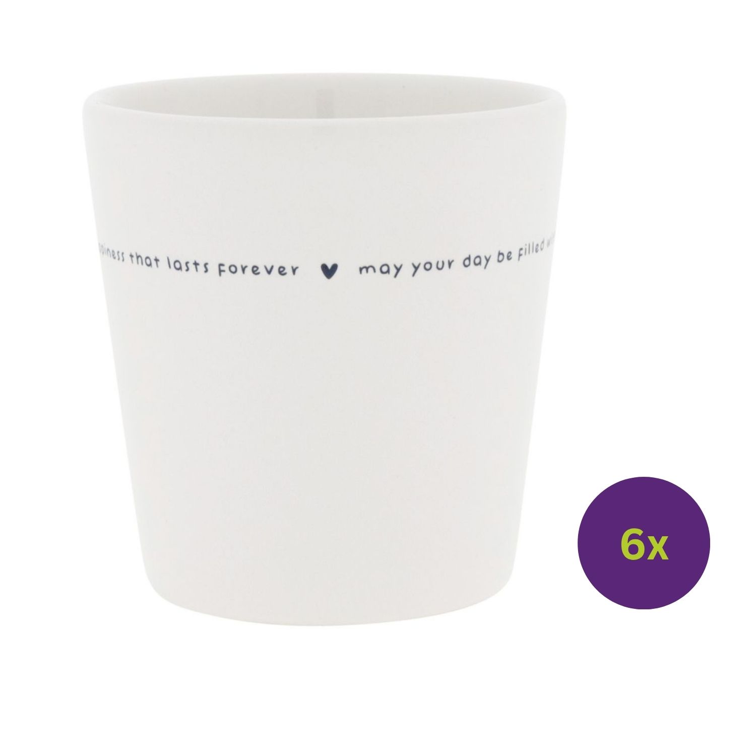 Weiße Tasse mit feinem Textband und kleinem Herz, daneben runder Kreis mit „6x“