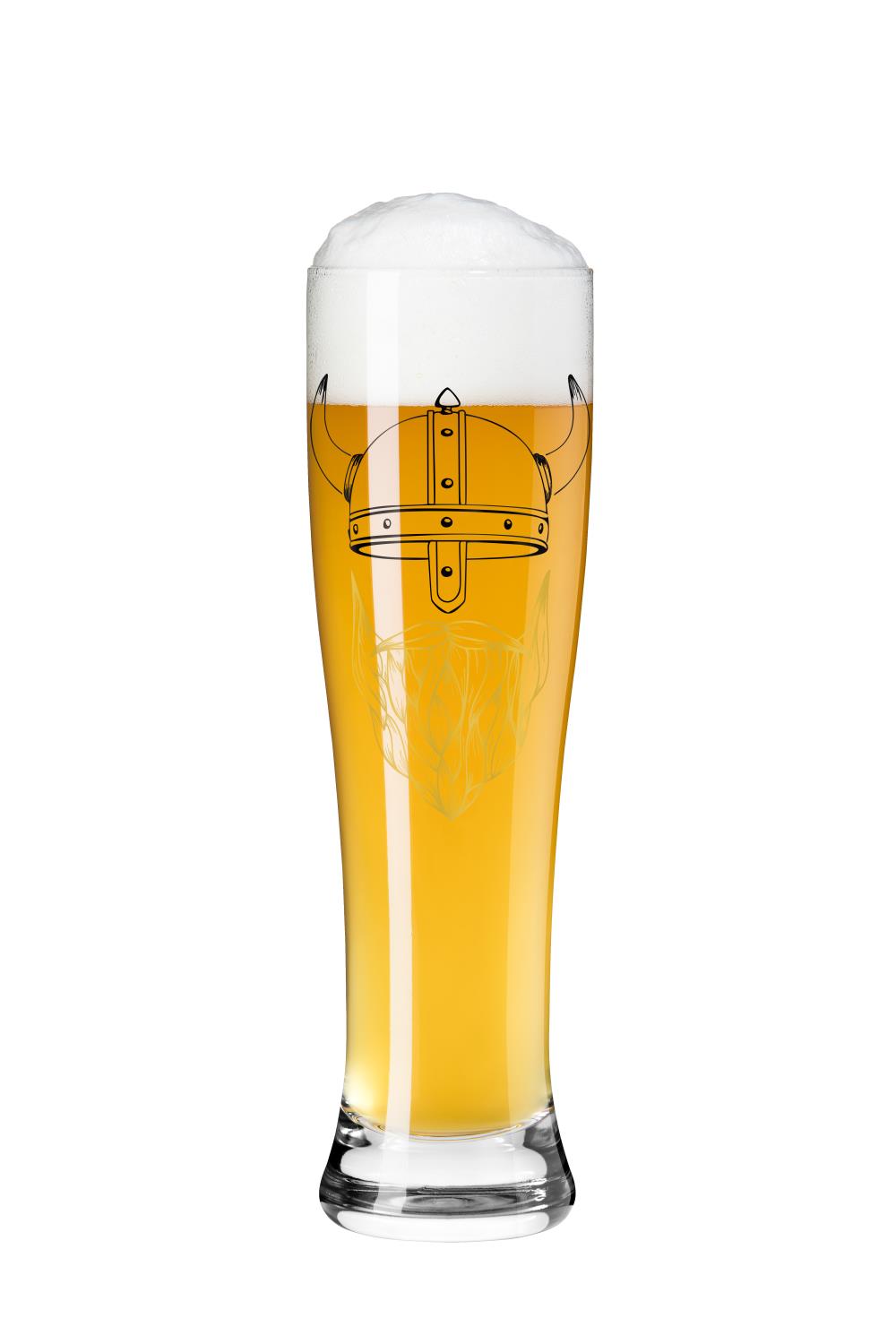 Ein hohes Glas mit hellem Bier und einer dichten Schaumkrone, verziert mit einem Vikinghelm-Motiv.