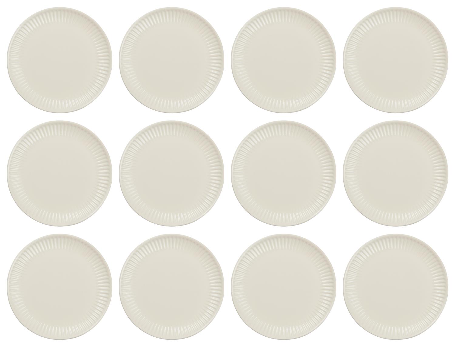 Zwölf runde, flache Teller in hellem Beige, gleichmäßig angeordnet in vier Reihen zu je drei Tellern.