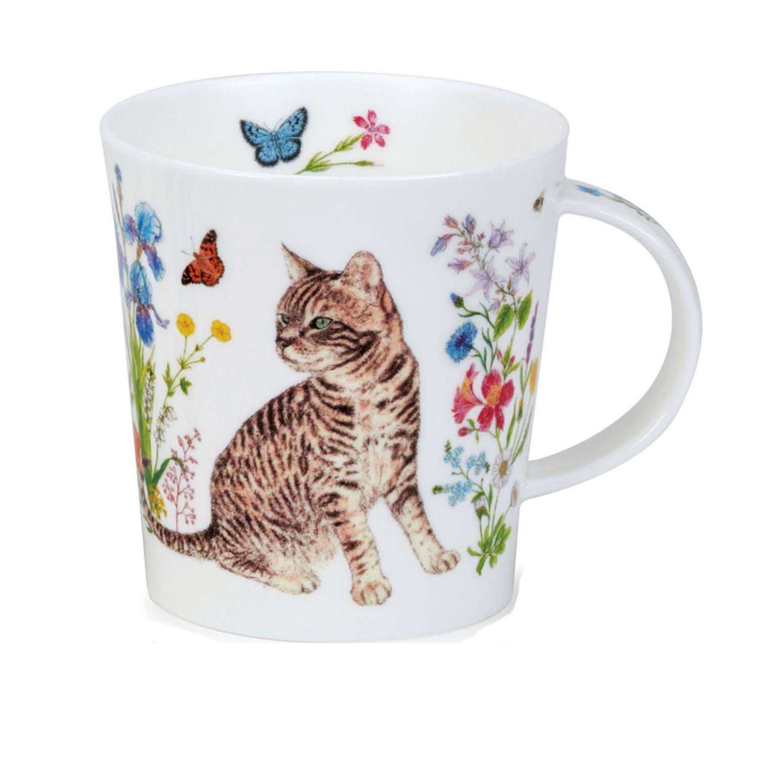 Tasse mit einem sitzenden, gestreiften Kater und bunten Blumen sowie Schmetterlingen auf der Oberfläche.