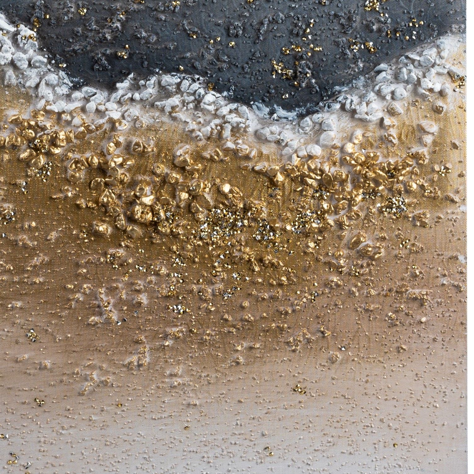 Abstrakte Malerei mit strukturierten, goldenen und grauen Farbtönen, die eine wellenartige Textur erzeugen.