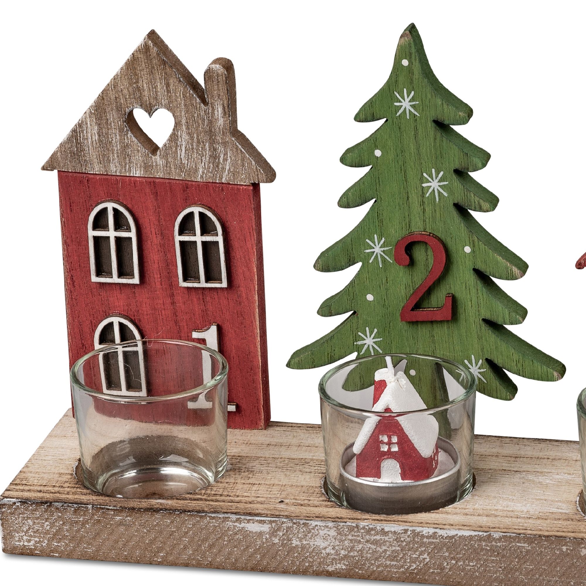 Dekorative Holzfiguren: ein rotes Haus mit Herz, ein grüner Weihnachtsbaum mit der Zahl 2 und zwei G