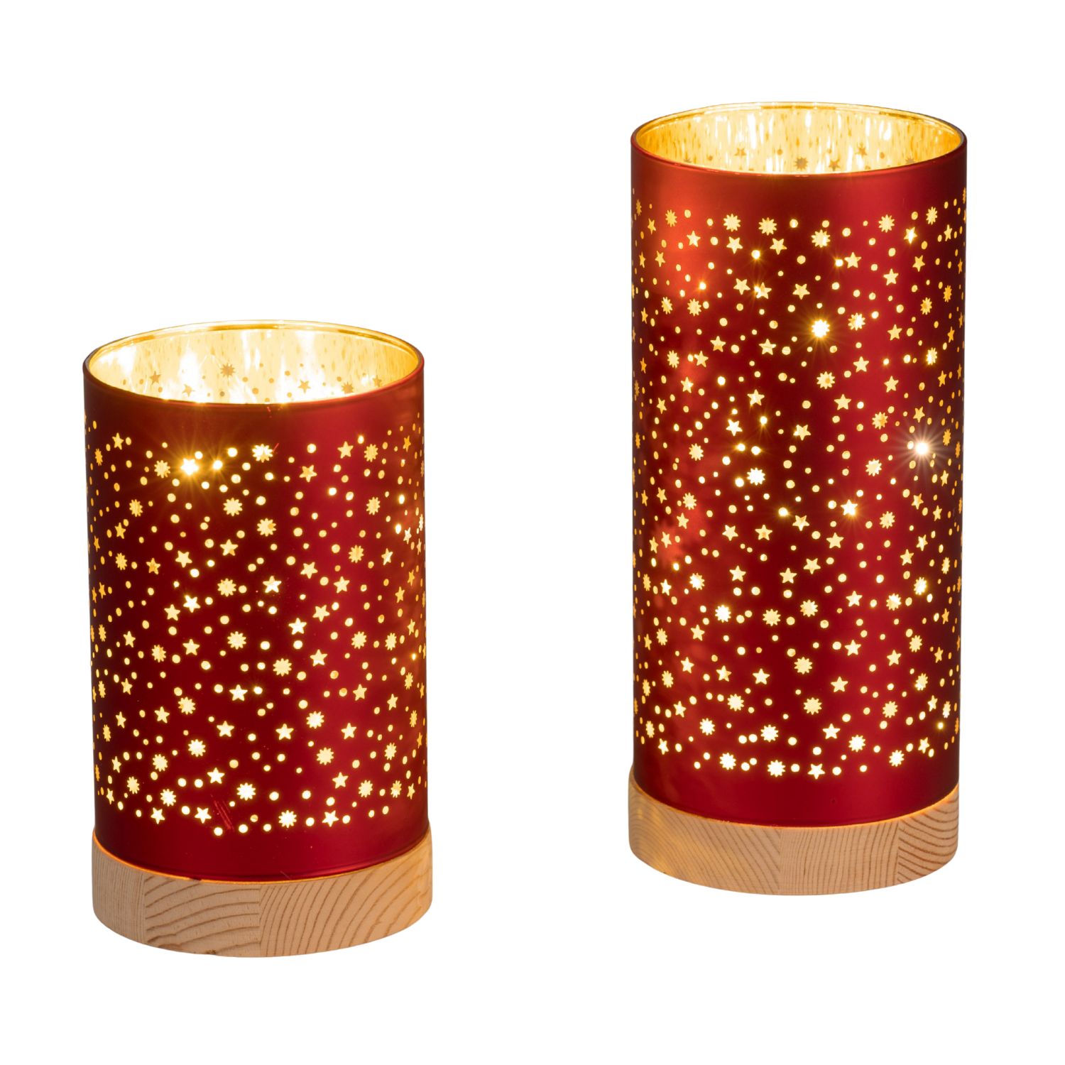 Zwei rote Lampen mit Sternenmustern mit Holzsockel auf weißem Hintergrund