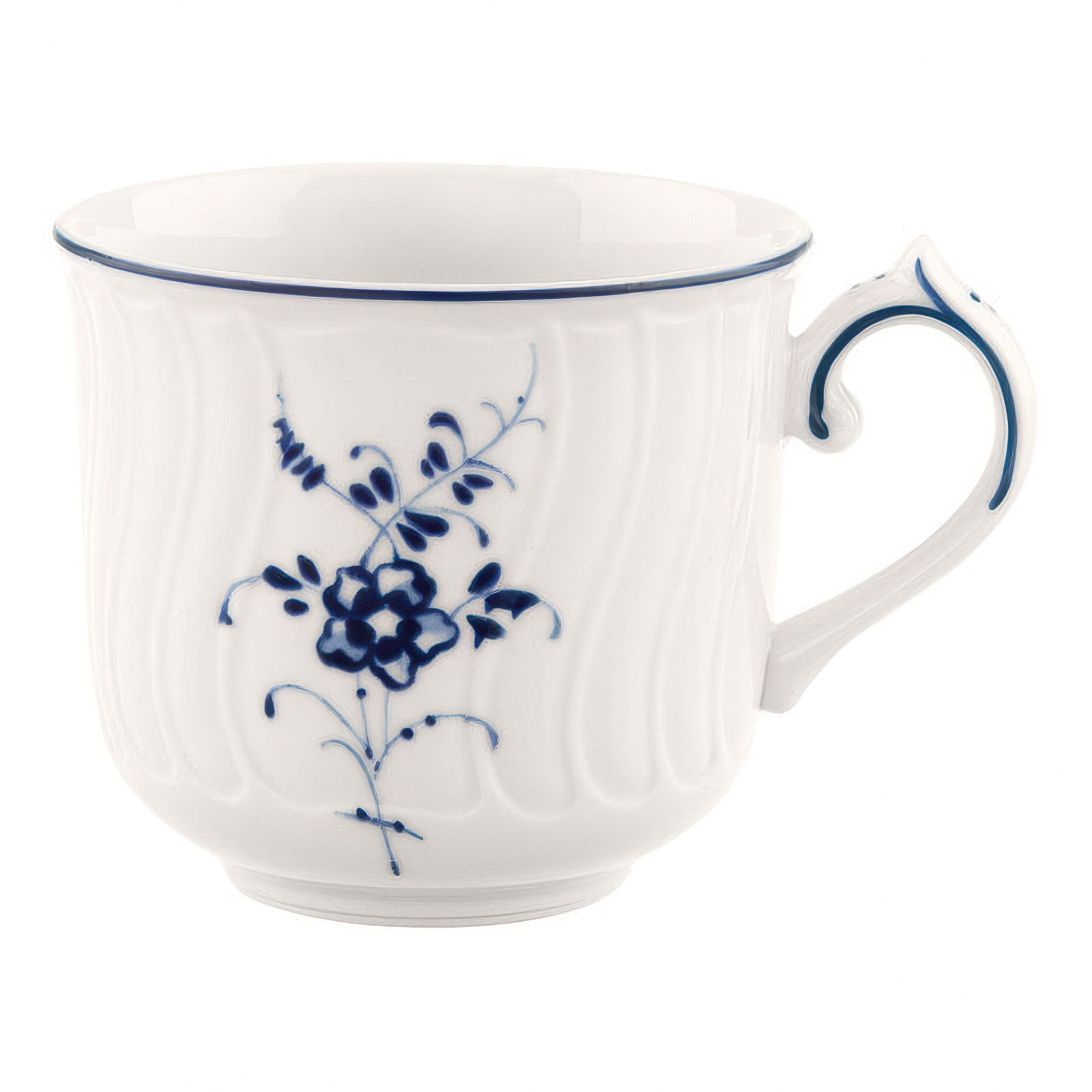 Weiße Tasse mit blauen Blumenmustern und einem geschwungenen Henkel. Die Oberfläche hat eine strukturierte, wellenförmige Gestaltung.