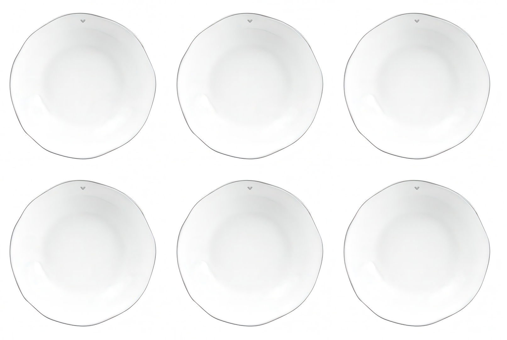 Sechs weiße, runde Teller mit leicht gewelltem Rand, gleichmäßig angeordnet auf einem hellen Hintergrund.