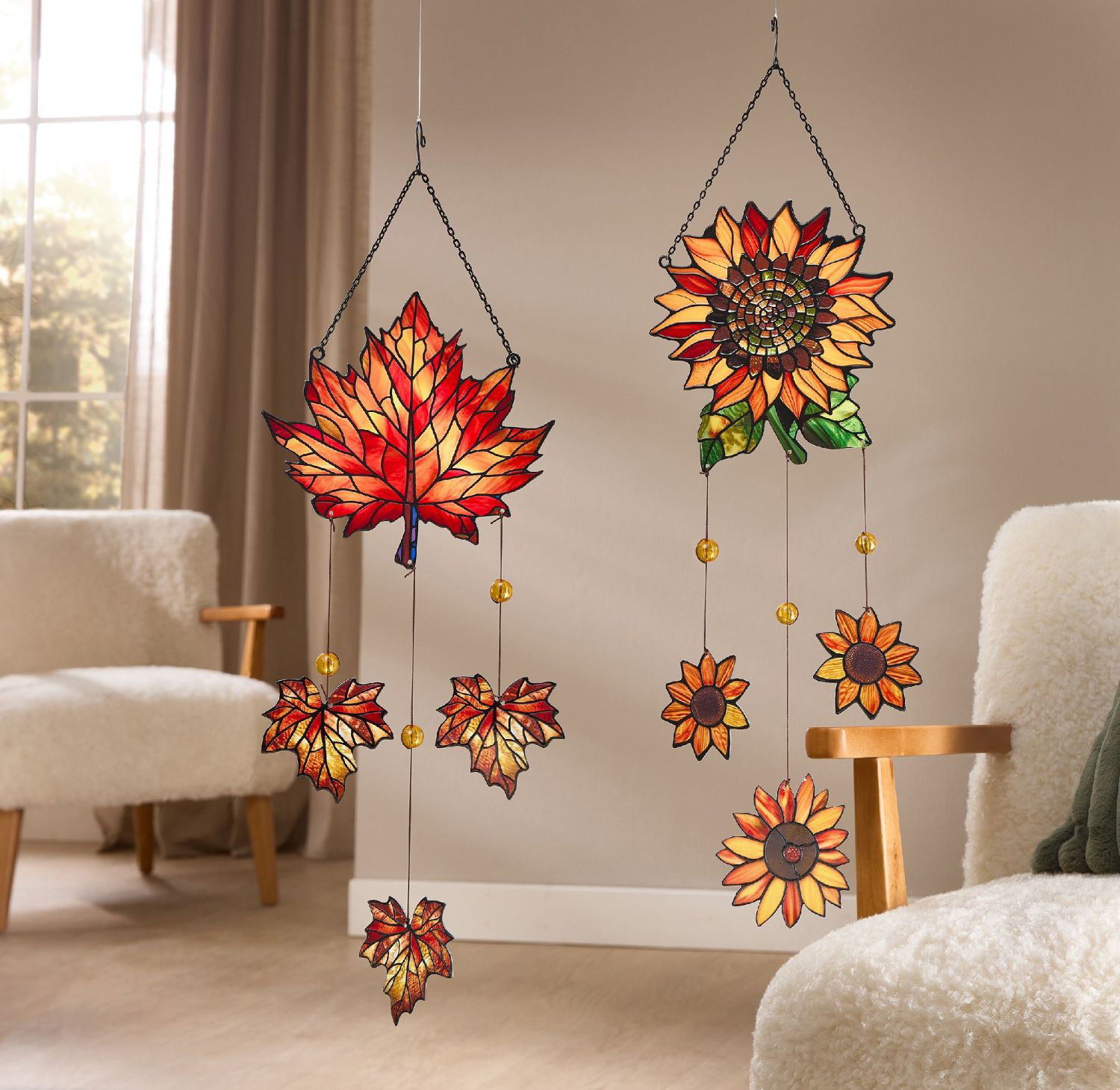 Hängende Dekoration aus buntem Glas in Form von Blättern und Sonnenblumen, vor einem Fenster in eine
