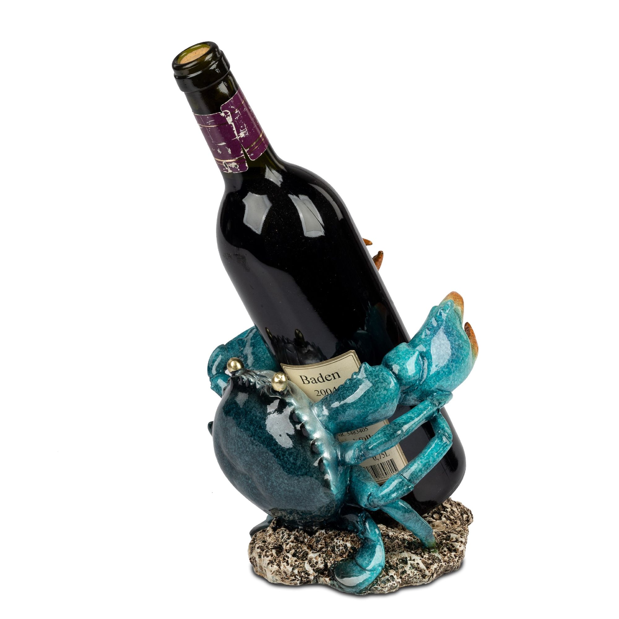 Ein Weinglasständer in Form eines Krebses hält eine Flasche Rotwein. Der Ständer ist bunt und detailreich gestaltet.