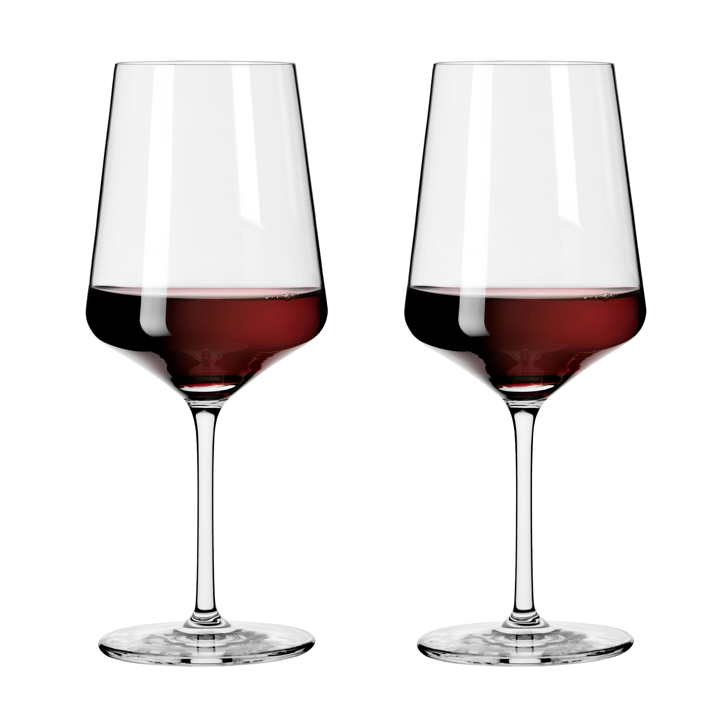 Zwei Weingläser mit rotem Wein stehen nebeneinander auf einem weißen Hintergrund.