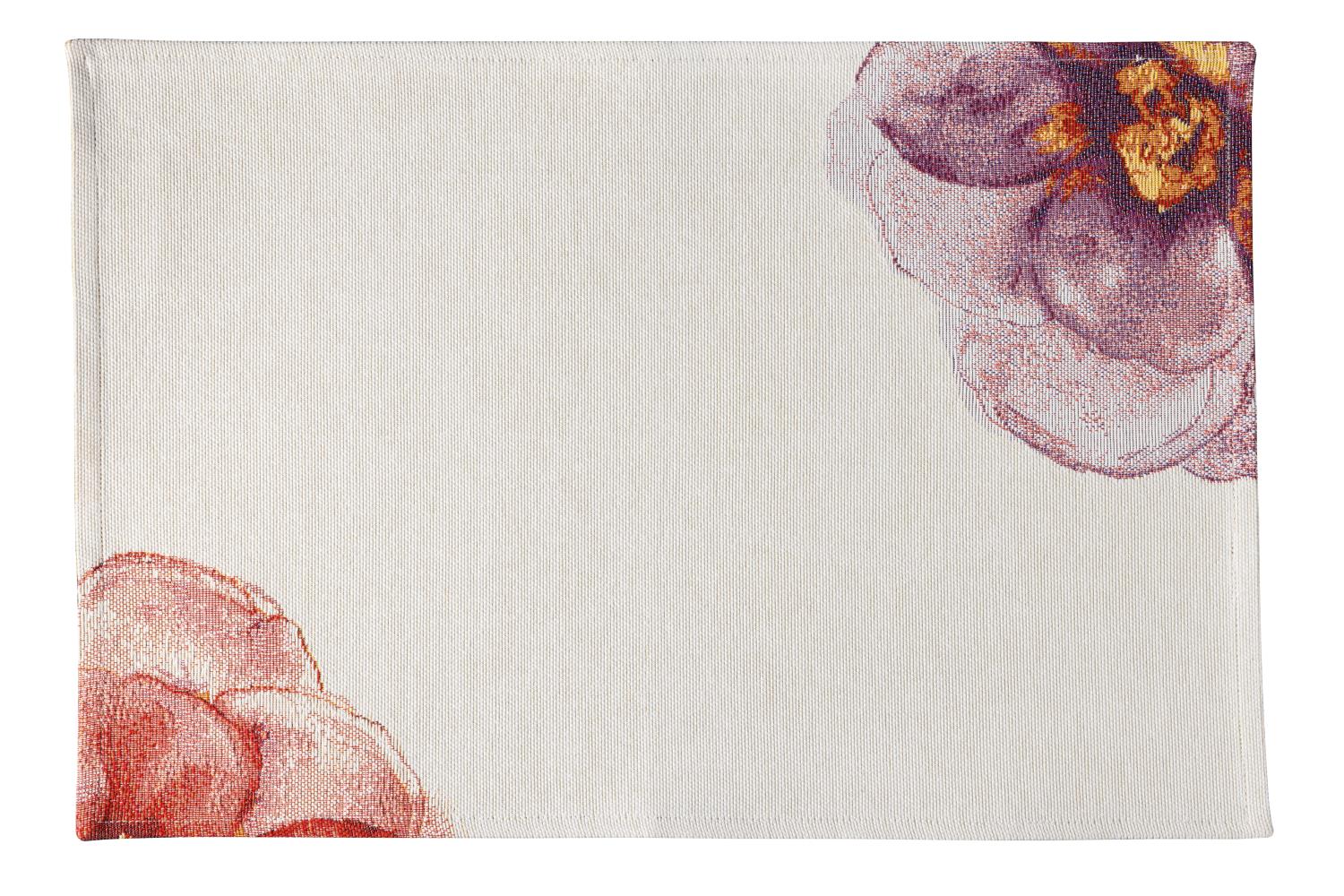Ein rechteckiger Tischläufer in hellem Beige mit floralen Motiven in Rosa und Lila an den Ecken.