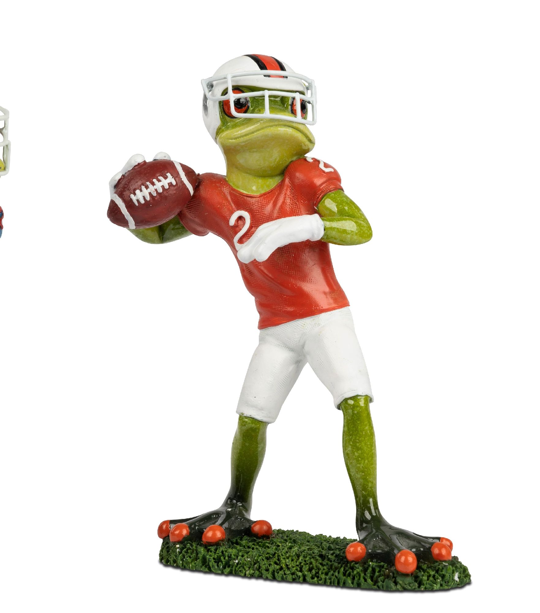 Eine grüne Froschfigur in Sportkleidung mit Helm hält einen Football und steht auf einer grünen Wiese.