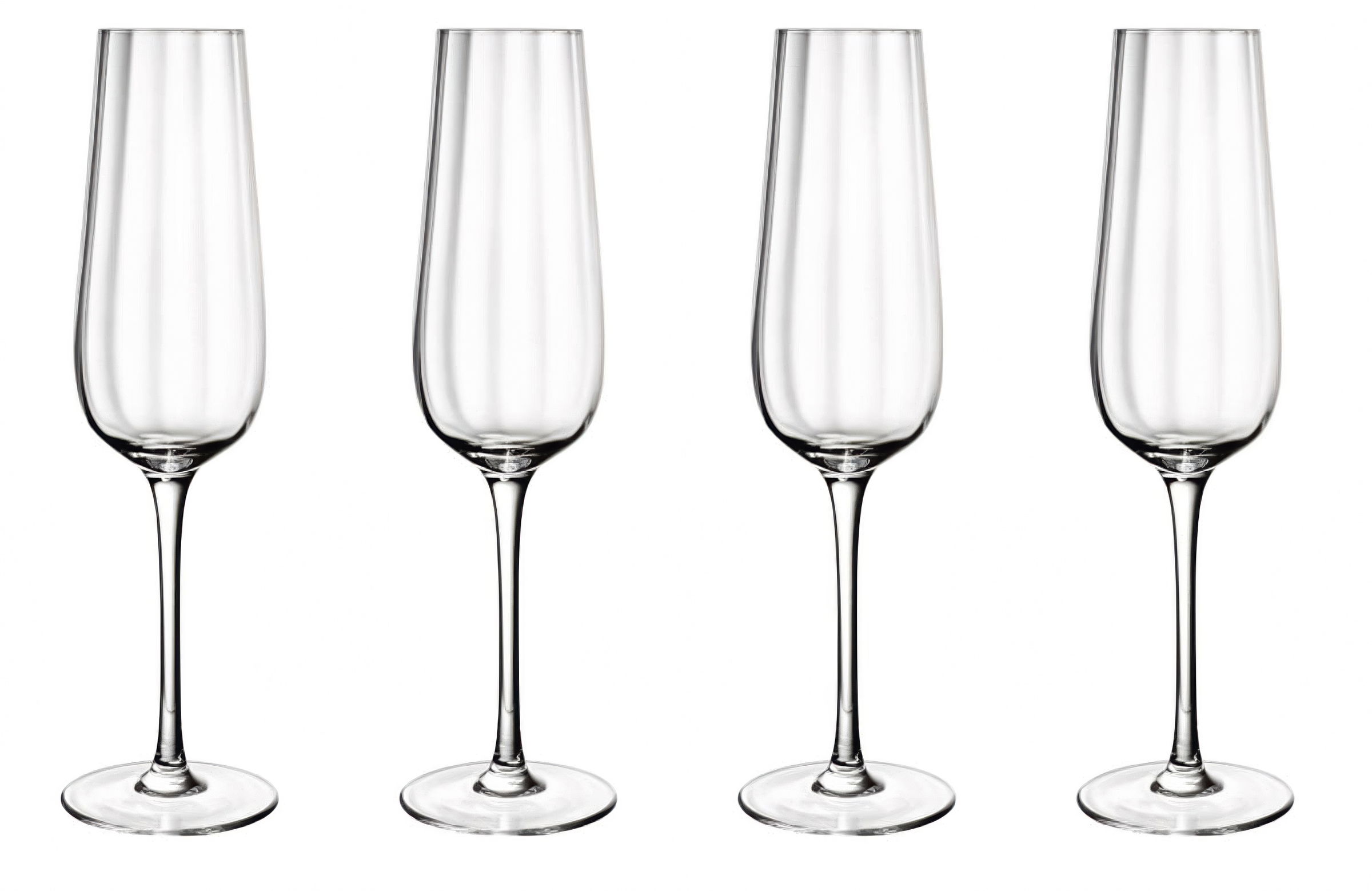 Vier hohe, schlanke Sektgläser aus klarem Glas stehen nebeneinander auf einem weißen Hintergrund.