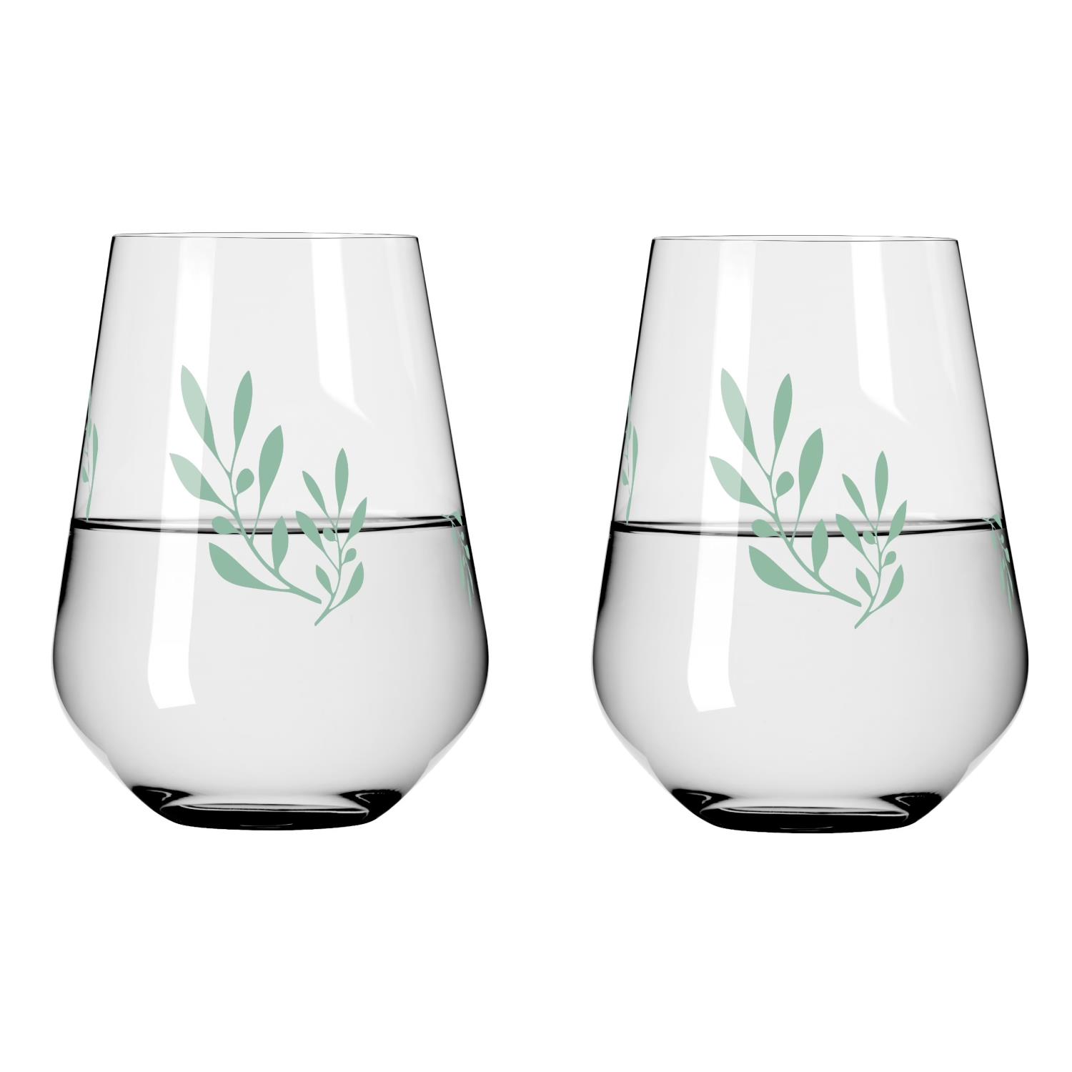 Zwei transparente Gläser mit Wasser, verziert mit grünen Pflanzenmotiven, stehen nebeneinander auf einem weißen Hintergrund.