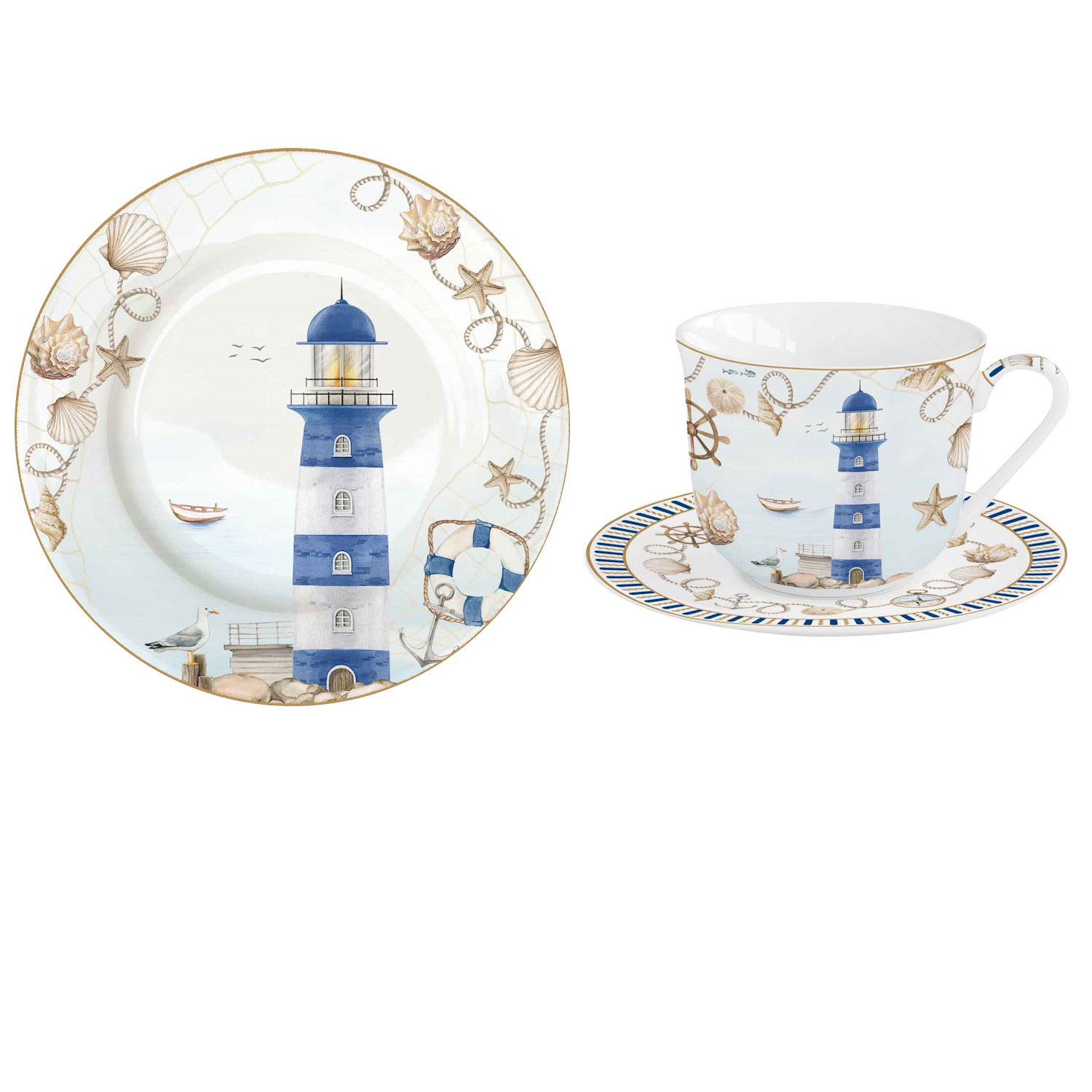 Teller und Tasse mit maritimem Design, zeigen einen blauen Leuchtturm, Muscheln und Seesterne auf hellem Hintergrund.