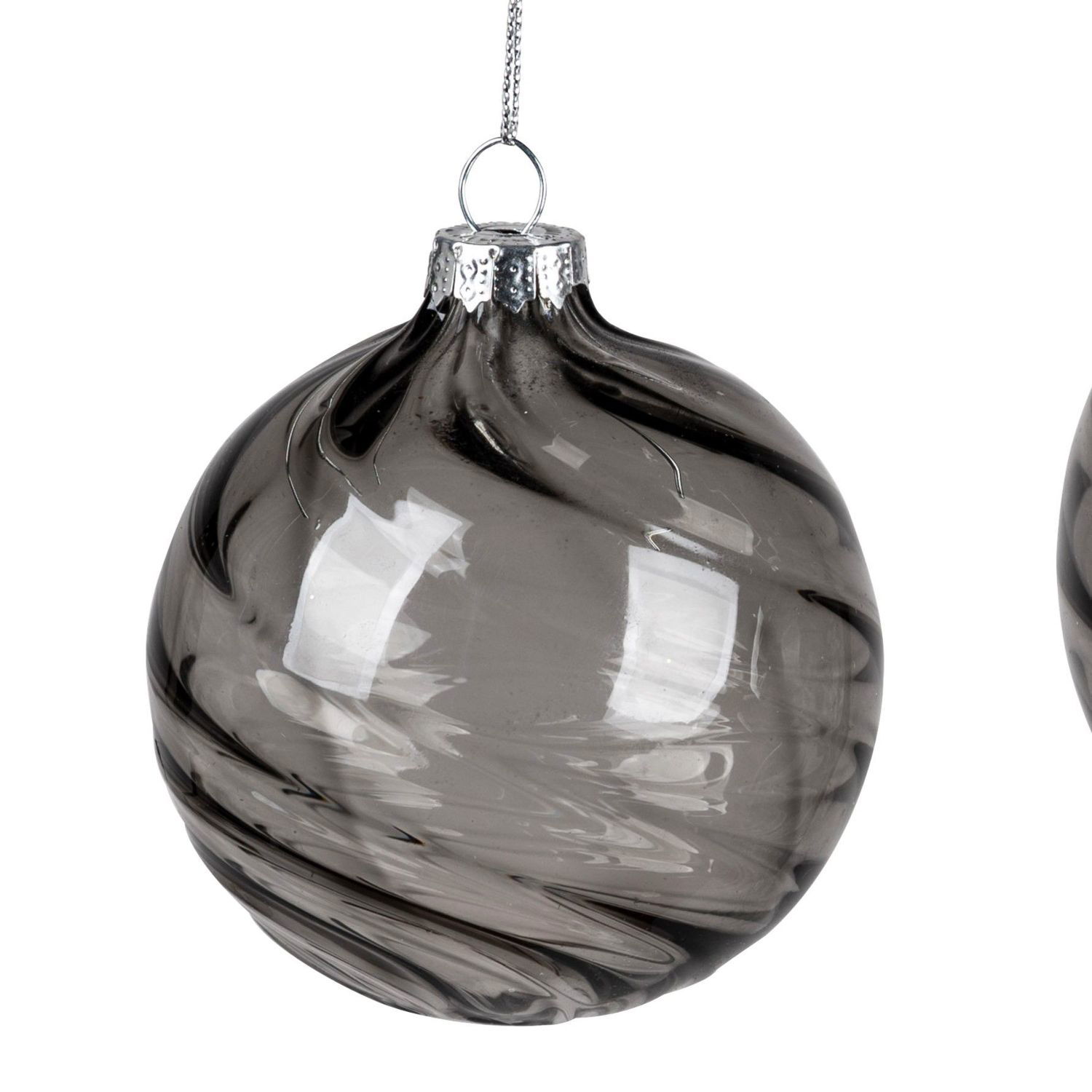 Eine graue, spiralförmige Weihnachtskugel aus Glas mit einer silbernen Aufhängung.
