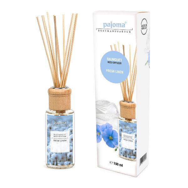Flasche mit Raumduft und Holzstäbchen, daneben Verpackung mit blauer Blume und Aufschrift „Fresh Linen“. Inhalt: 100 ml.