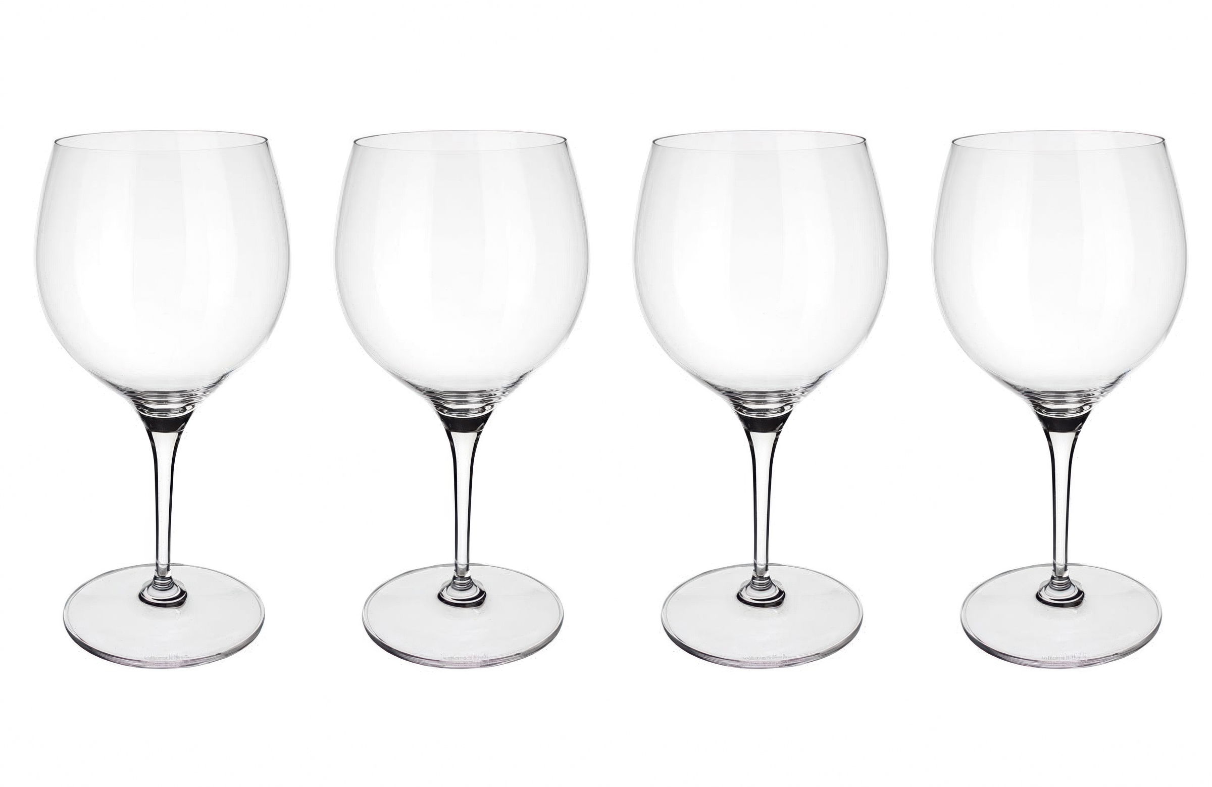 Vier klare Weingläser mit langen Stielen stehen nebeneinander auf einem weißen Hintergrund.