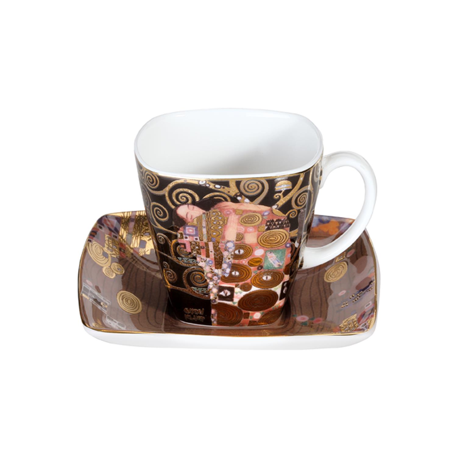 Eine quadratische Tasse mit einem dekorativen Muster in Gold- und Brauntönen auf einem passenden Unterteller.