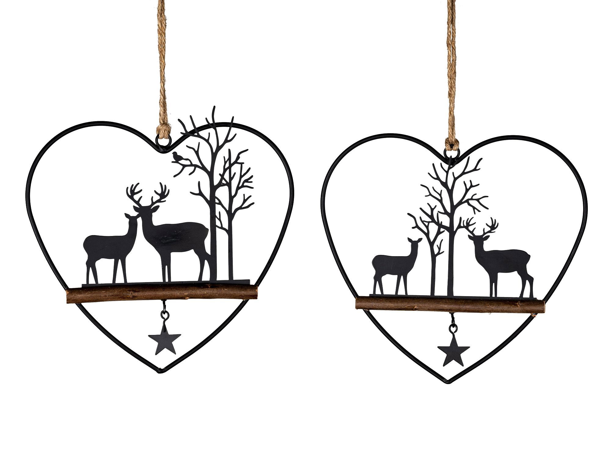 Zwei hängende, herzförmige Dekohänger mit Silhouetten von Rehen und Bäumen